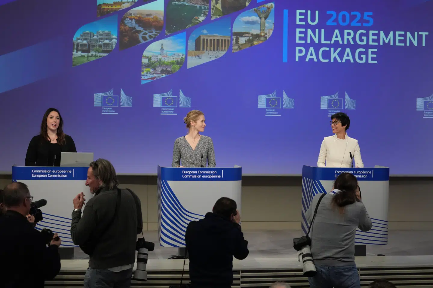 EU's udenrigschef, Kaja Kallas (i midten), fremlagde tirsdag EU-Kommissionens rapport om fremskridtene for kandidatlandene.