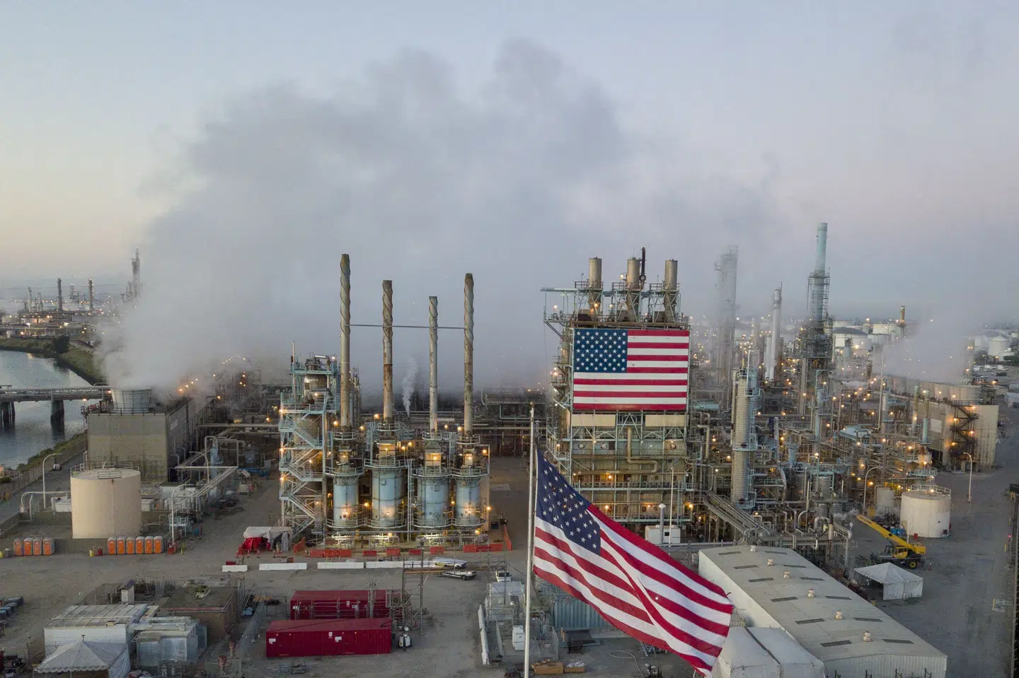 Fra januar USA trækker sig ud af Parisaftalen. Det vil ifølge rapport øge den globale opvarmning. Her ses et olieraffinaderi i Los Angeles, Californien. (Arkivfoto)