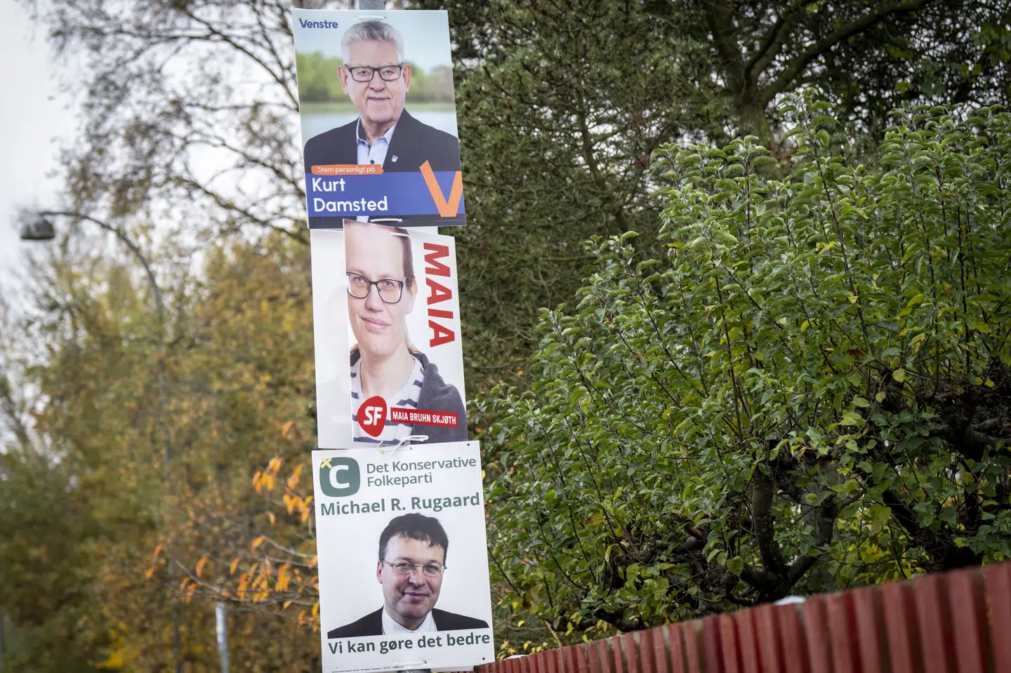 Landet over hænger der valgplakater. Her er det i Brøndby.