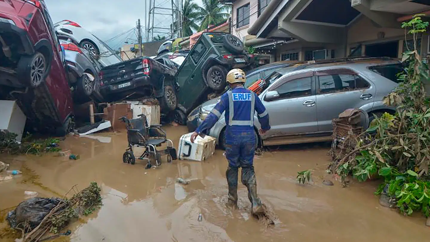 Mindst 40 personer har mistet livet som følge af de oversvømmelser, som tyfonen Kalmaegi har bragt med sig.