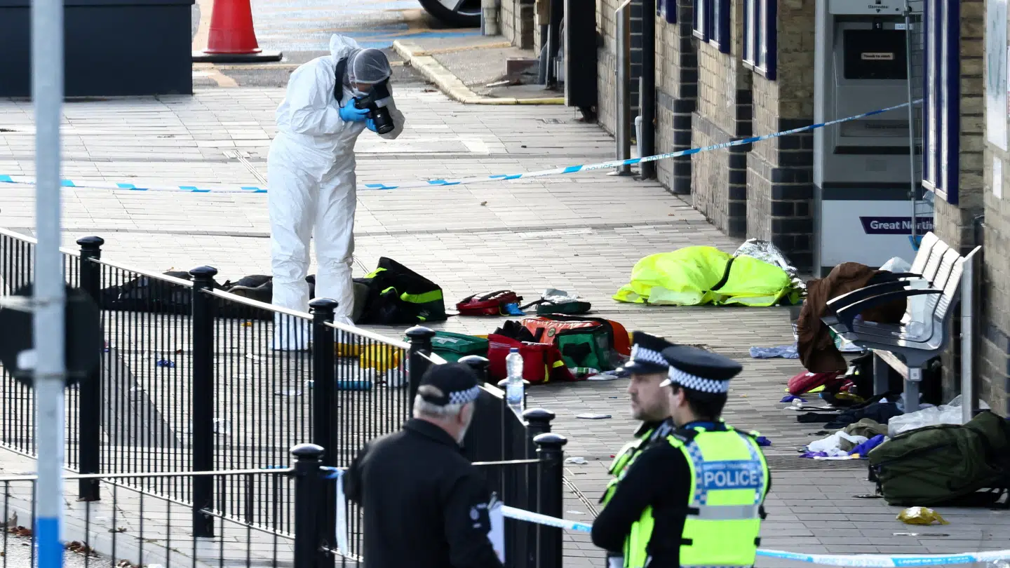 Navnet på den formodede gerningsmand bag knivstikkeriet i et tog på vej til London er blevet offentliggjort. Her kan du læse, hvad vi ved om ham.