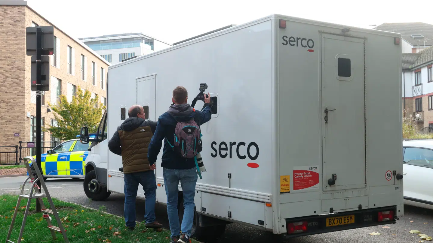 I denne kassevogn sad den formodede gerningsmand, da han mandag var på vej i retten.