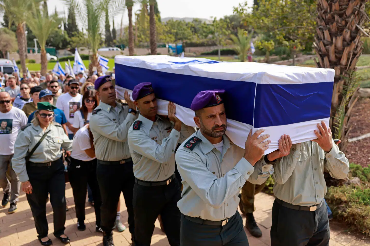 Israelske soldater bærer kisten af oberst Assah Hamami, der var blandt 45 lig tilbageleveret fra Hamas til Israel mandag. (Arkivfoto).