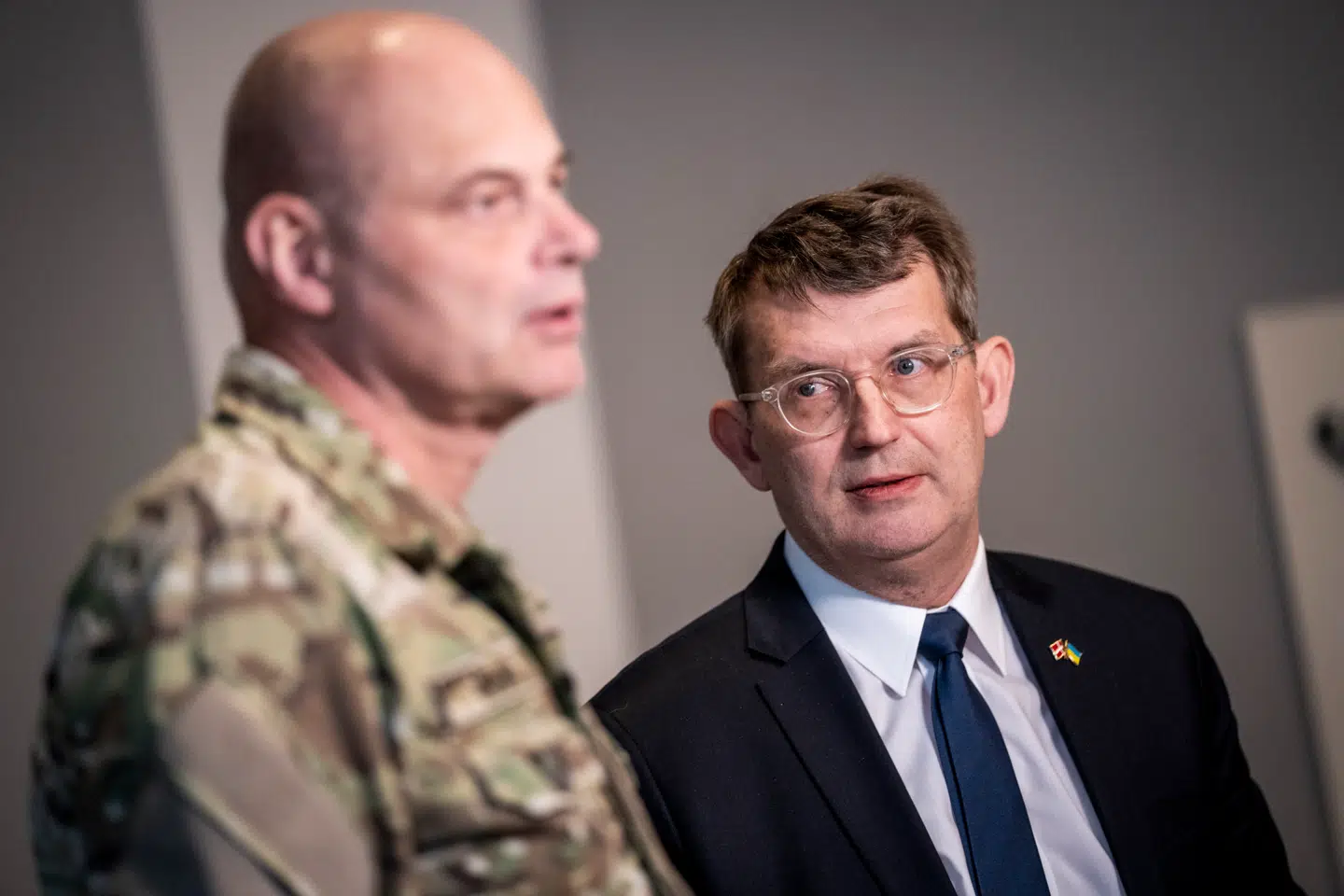 Forsvarsminister Troels Lund Poulsen (V) fastslår, at forsvarschef Michael Hyldgaard frit kan diktere, hvordan forskerne på Forsvarsakademiet bruger deres tid.