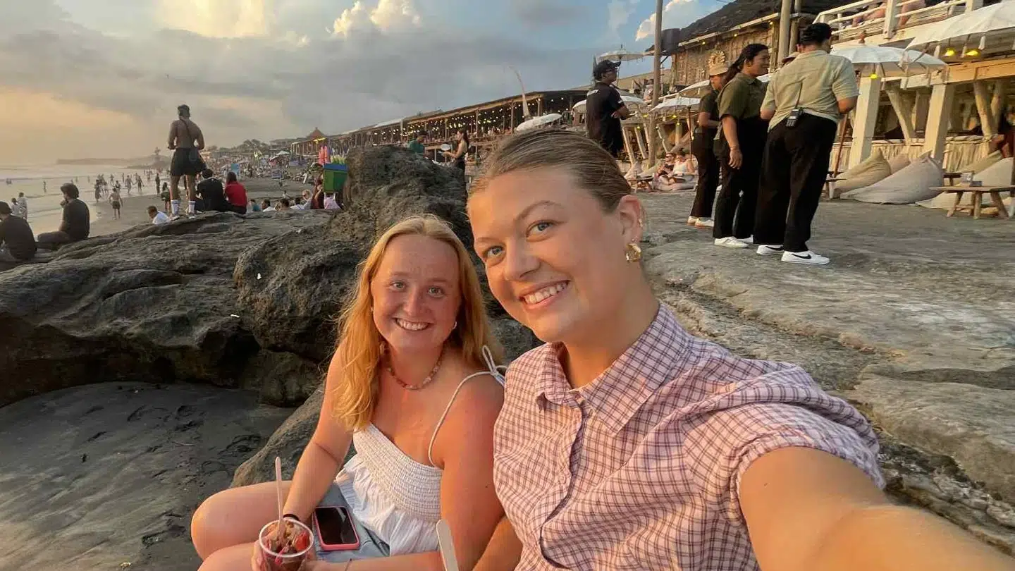 Katrine Haunstrup Kviesgaard og Frida Ahle Høgh rejser i Sydøstasien indtil den 2. december.