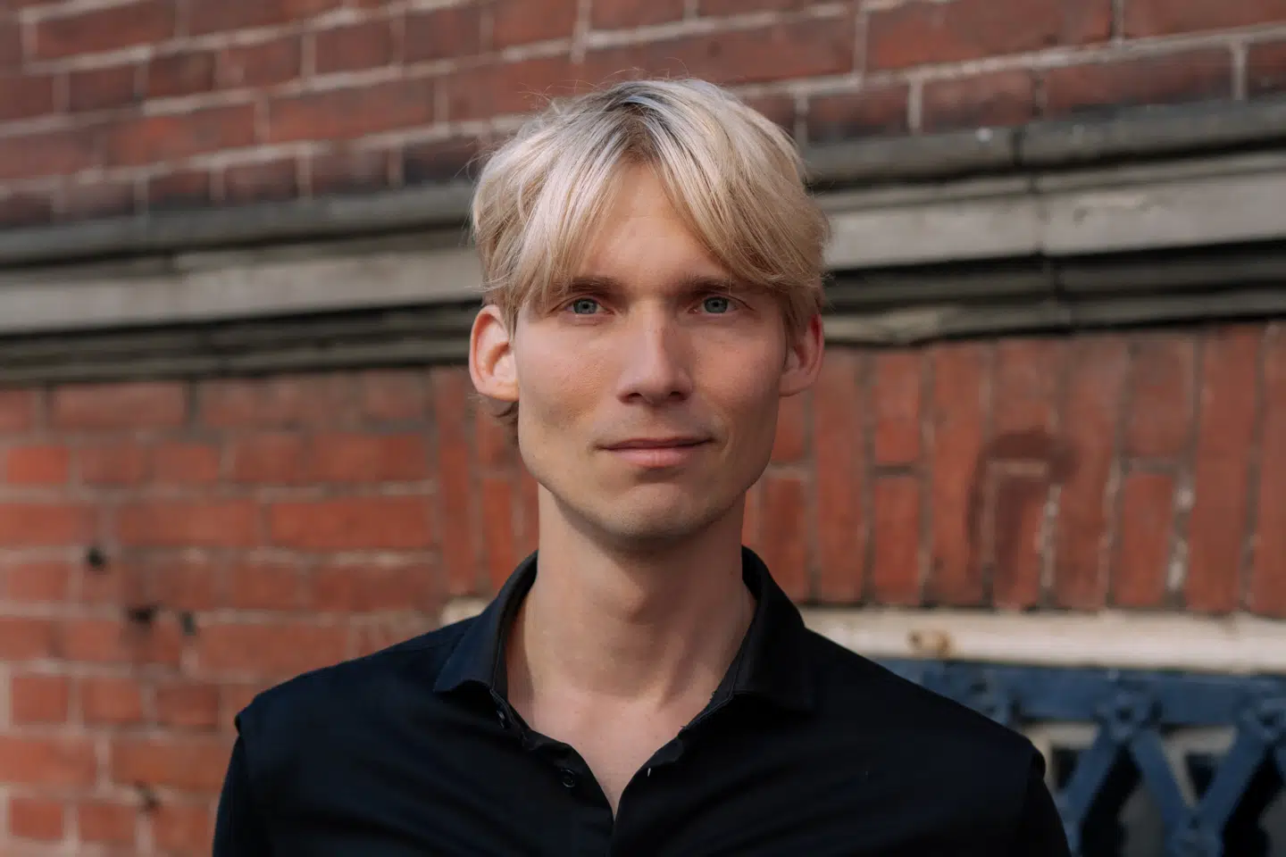 Vi slentrer kulturløse, perspektivløse, historieløse gennem gaderne blandt turister, imens vi dumper i demografi, fordi livet er en selfie, skriver Emil Salzer. Foto: Oliver Mumm