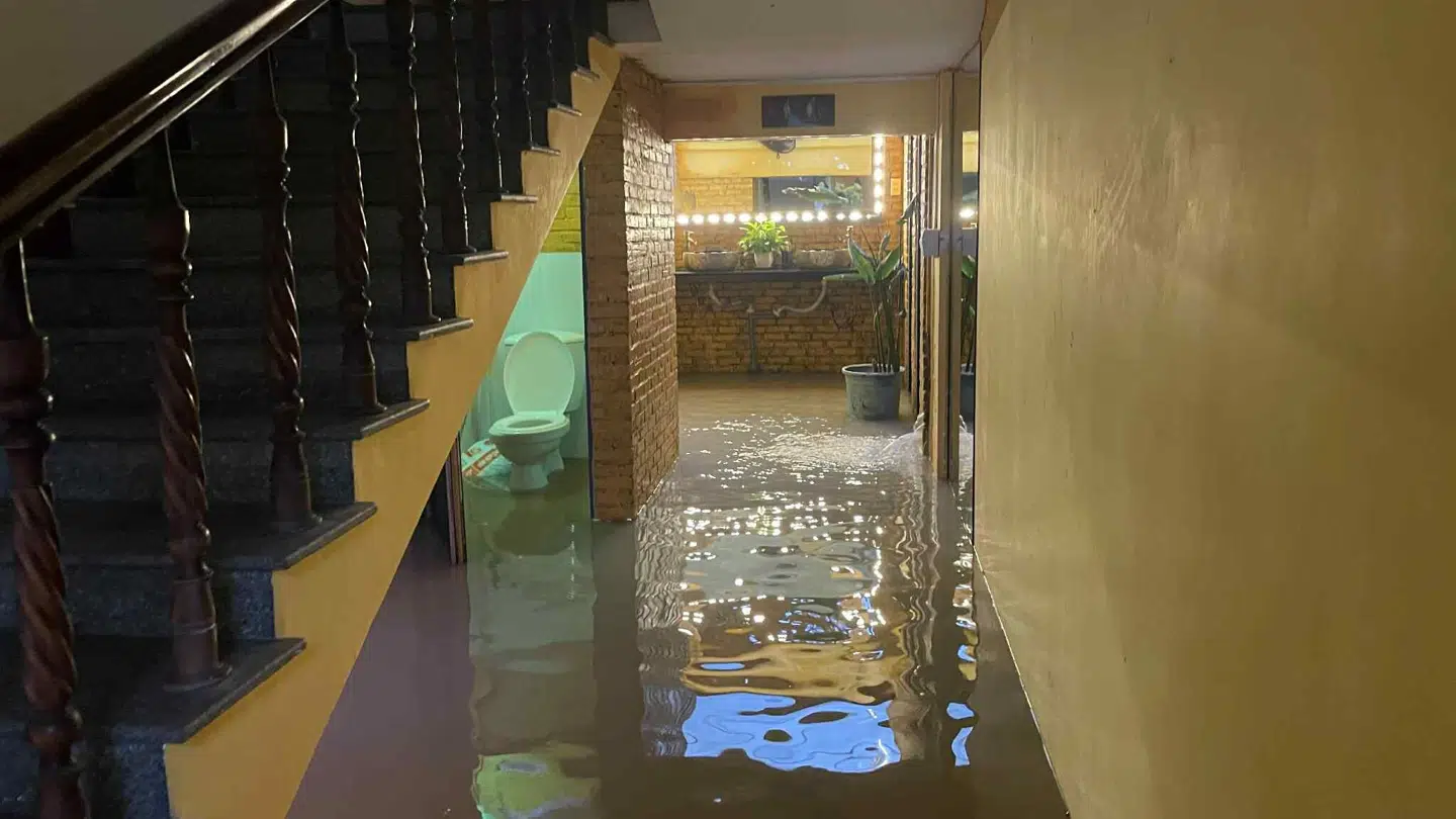 Vandet fra de vilde regnskyl stod pludselig pigerne til op på skinnebenene på deres hostel.