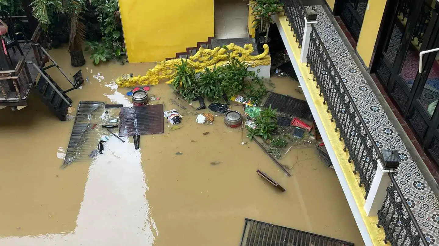 Oversvømmelser har skabt kaos i Hoi An, hvor flere bygninger er blevet hærget af det vilde vejr.