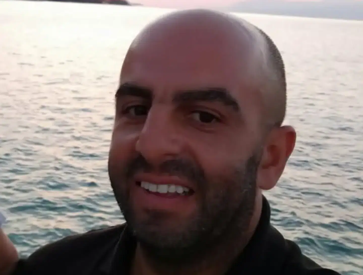 Den 48-årige togmedarbejder Samir Zitouni handlede »heltemodigt« under lørdagens knivstikkeri på et tog i England og reddede liv, lyder det fra britisk politi.