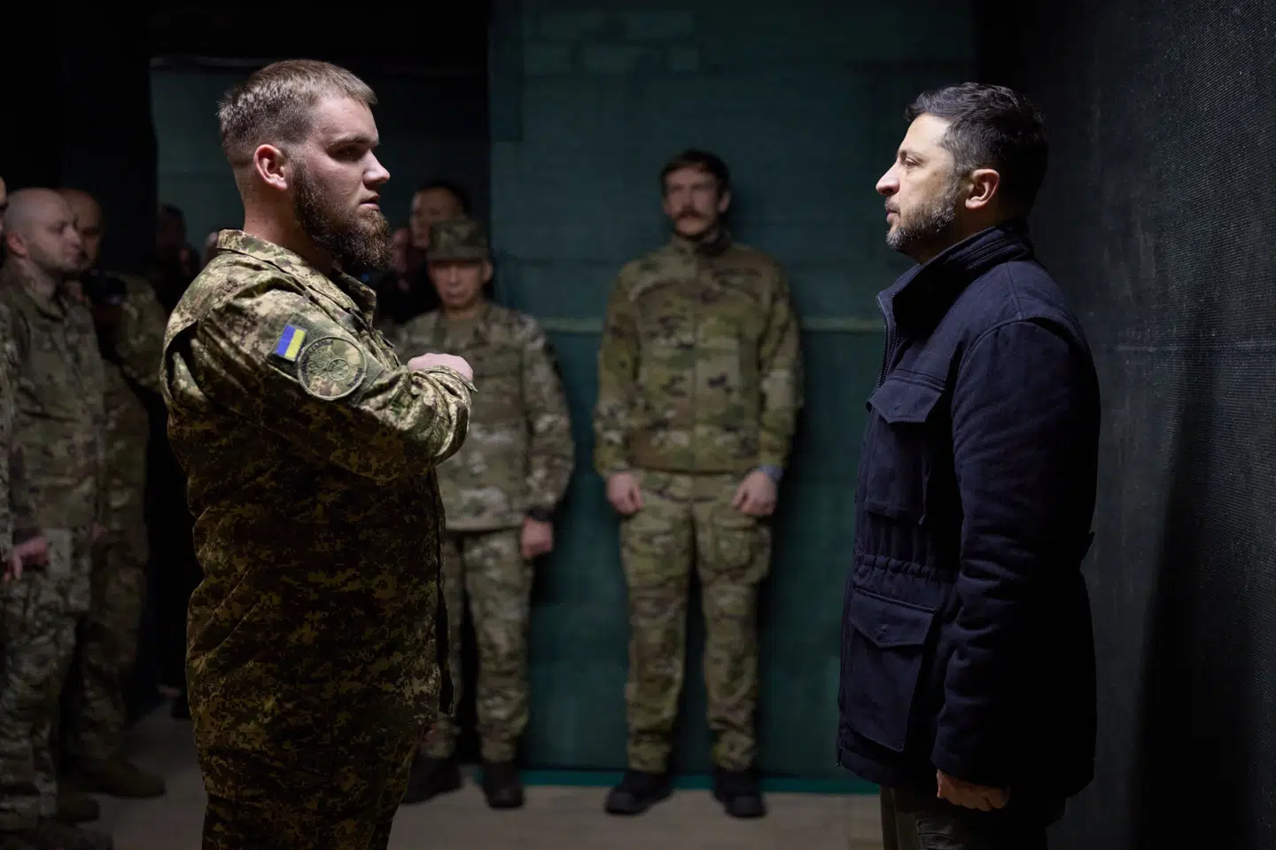 Zelenskyj taler tirsdag med soldater ved frontlinjen i Donetsk. Billedet er taget og videreformidlet af den ukrainske præsidents pressetjeneste.