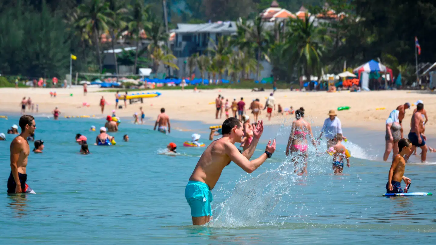En af de mange strande i Phuket i det sydlige Thailand. (arkivfoto)