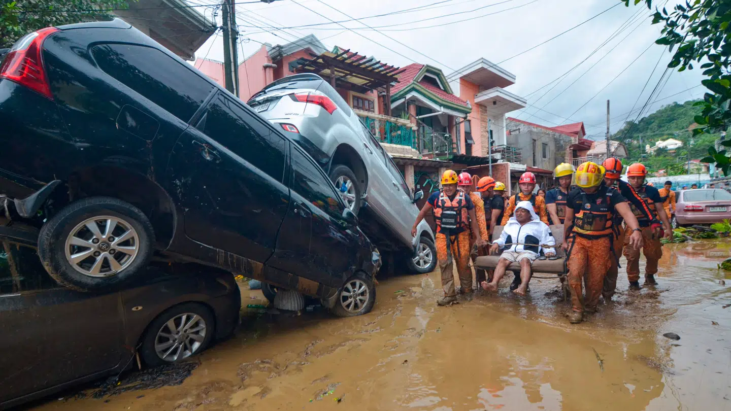 Redningsarbejdet efter tyfonen 'Tino' er i fuld gang.
