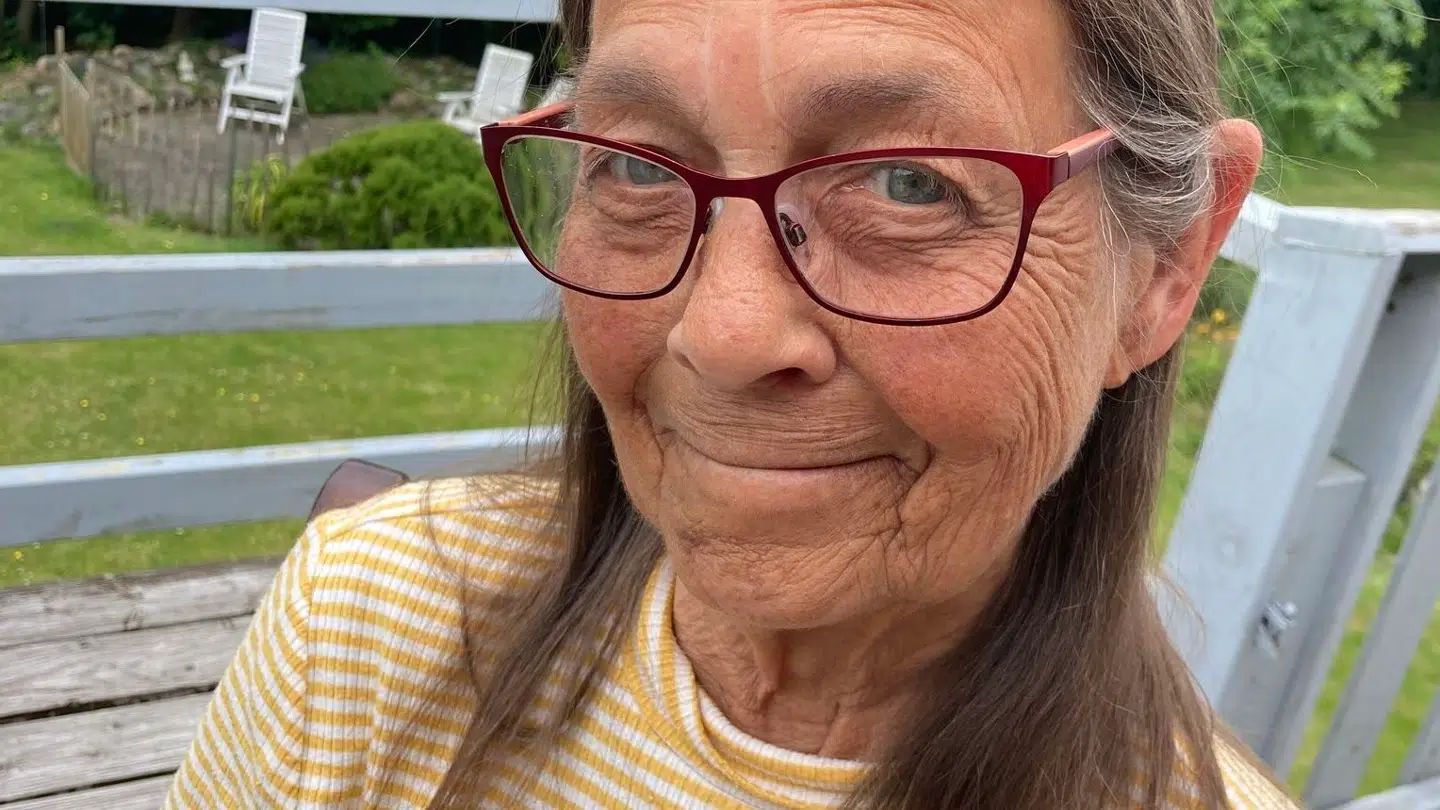 Her ses et billede af den savnede kvinde.