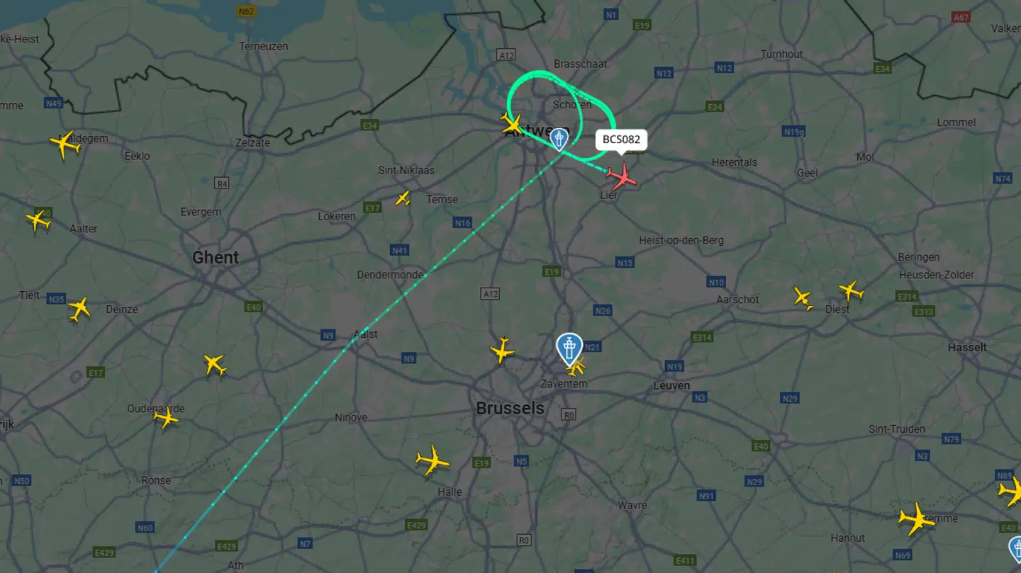 Der er igen blevet spottet droner over lufthavnen i Bruxelles, som nu er blevet lukket for anden gang tirsdag aften.