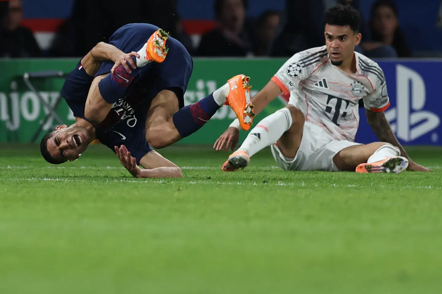 Luis Diaz fik rødt kort for at tackle Achraf Hakimi bagfra. Forinden havde Diaz scoret to gange for Bayern mod PSG.