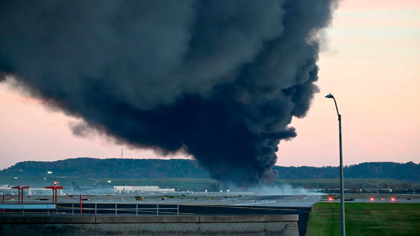 En kæmpe røgsøjle over lufthavnen i Louisville, Kentucky, efter et UPS-fragtfly styrtede ned. Der meldes om flere tilskadekomne.