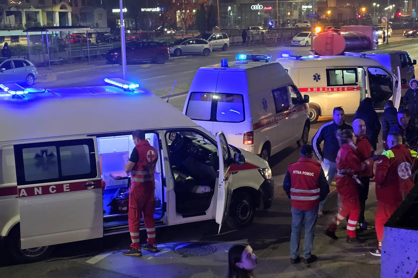 Flere er i behandling for kulilteforgiftning efter en brand på et plejehjem i Bosnien-Hercegovina, hvor ti personer er døde.