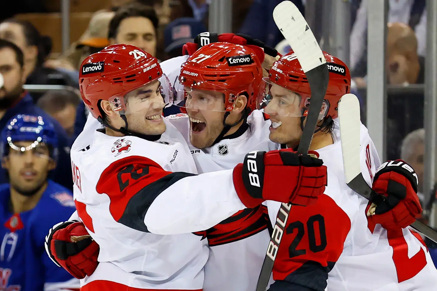 Nikolaj Ehlers (i midten) tiljubles efter sin første scoring for Carolina Hurricanes efter skiftet fra Winnipeg Jets.