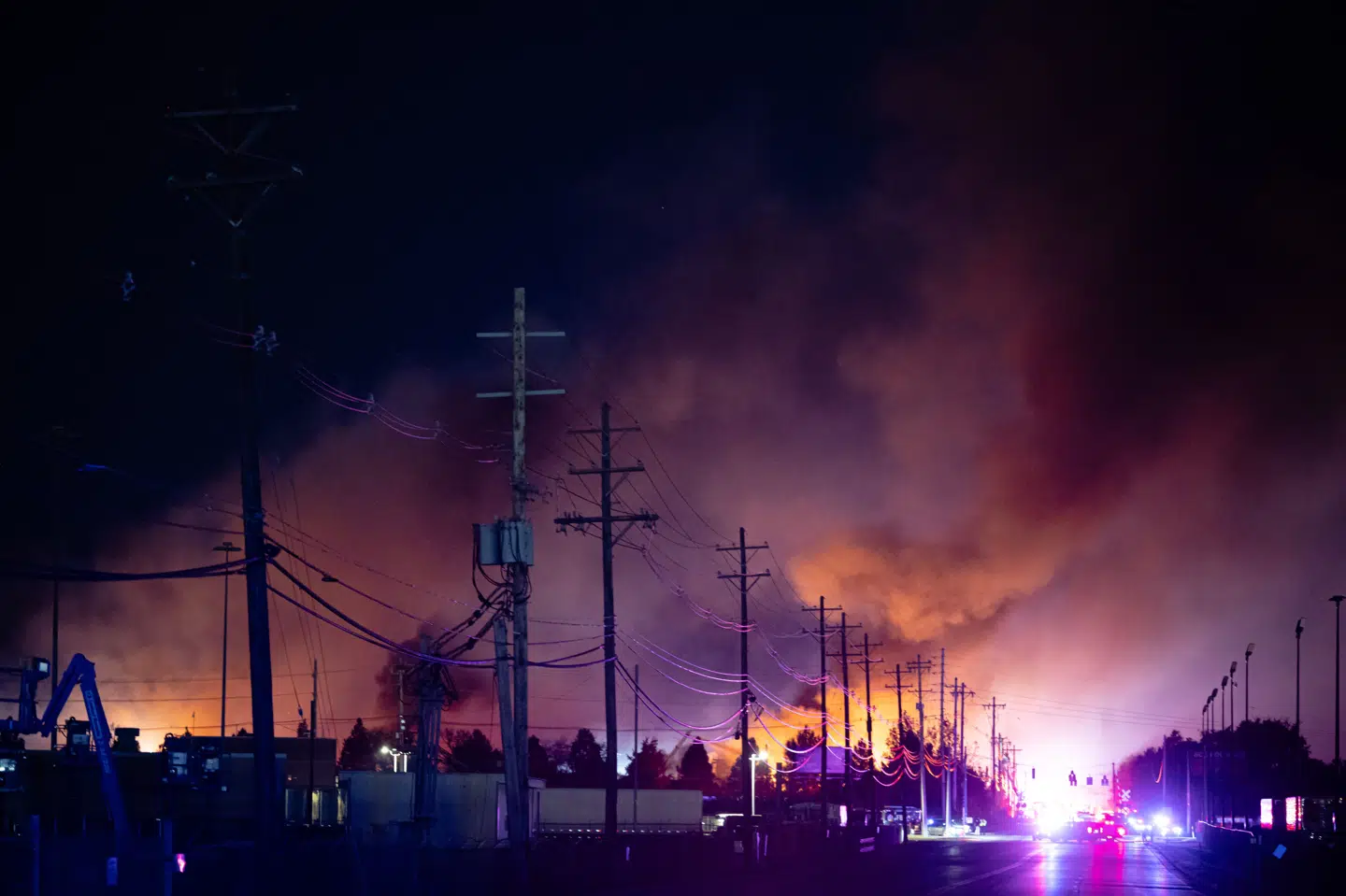 En sort røgsky rejser sig, efter at et fragtfly tirsdag styrtede ned i Louisville i delstaten Kentucky.