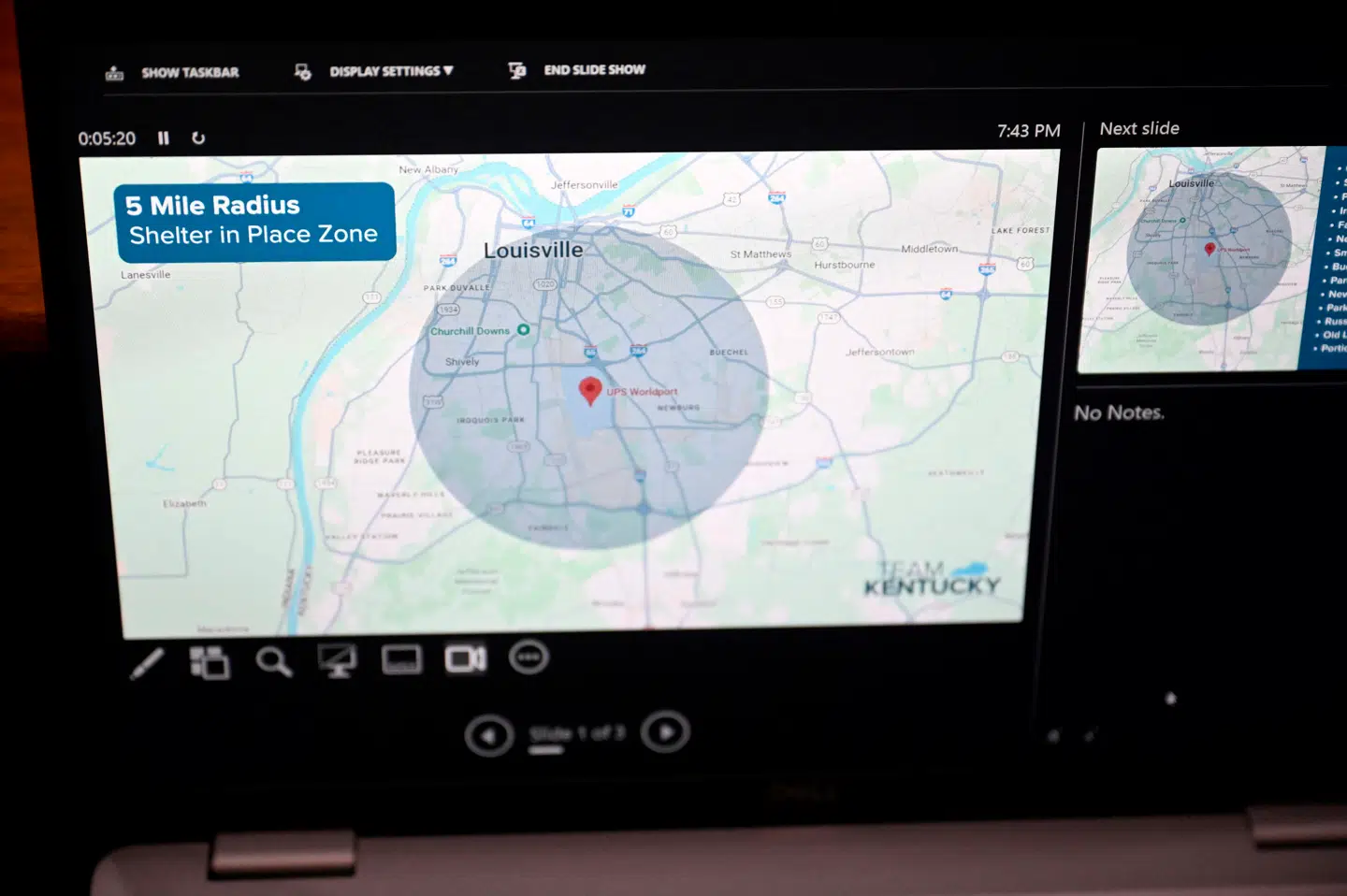 Folk i dette område ved lufthavnen er blevet bedt om at holde sig hjemme, mens situationen med flystyrtet står på, og brandfolkene kæmper med flammerne.