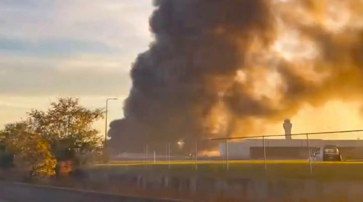 Her ses et billede af røgskyen fra stedet, hvor flyet styrtede ned.