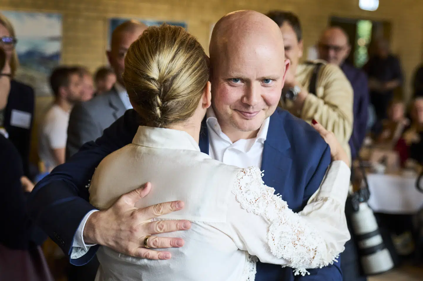 Kulturminister Jakob Engel-Schmidt (M), som her giver statsminister Mette Frederiksen (S) et kram, vil sammen med regeringen hjælpe førstegangskøbere ind på boligmarkedet. (Arkivfoto).