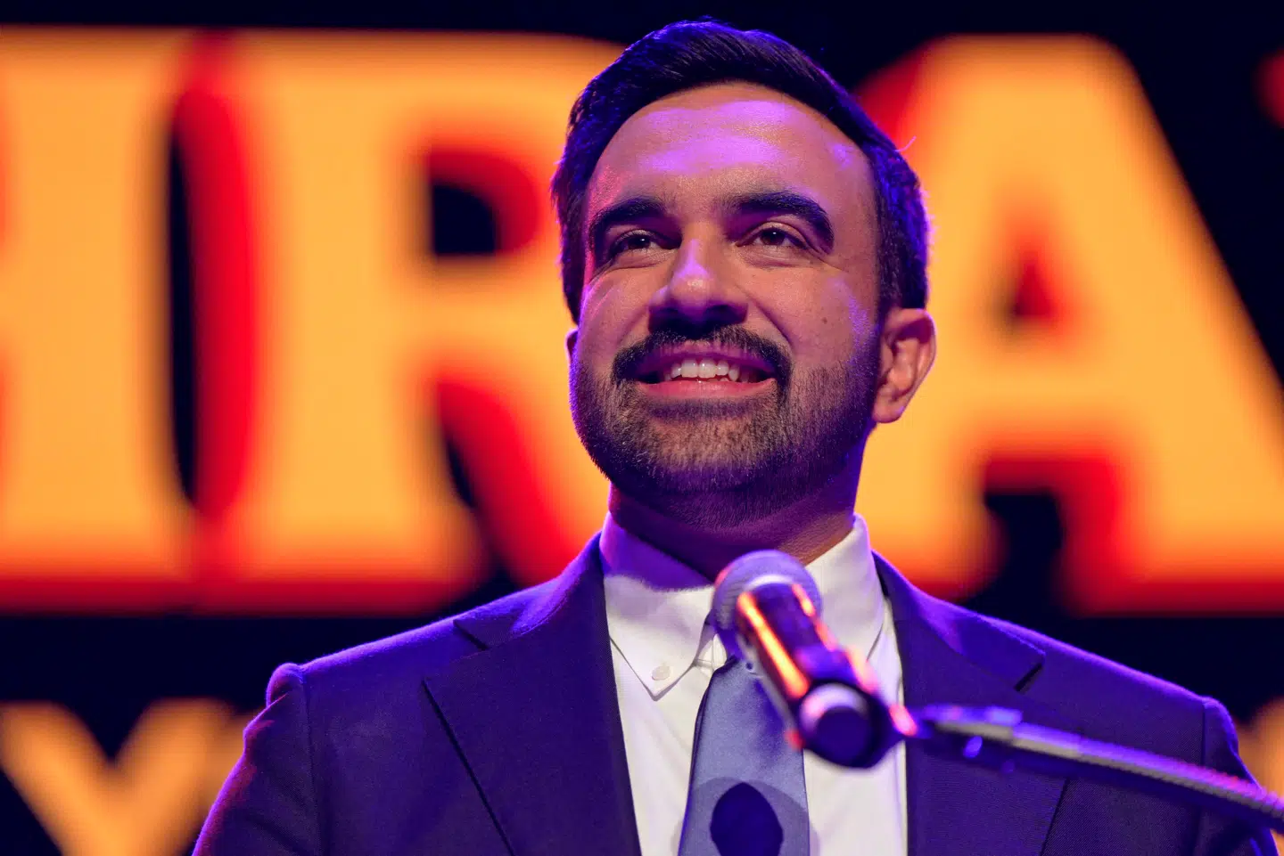 Demokraten Zohran Mamdani bliver ny borgmester i New York City. Her ses han under sin sejrstale natten til onsdag dansk tid.