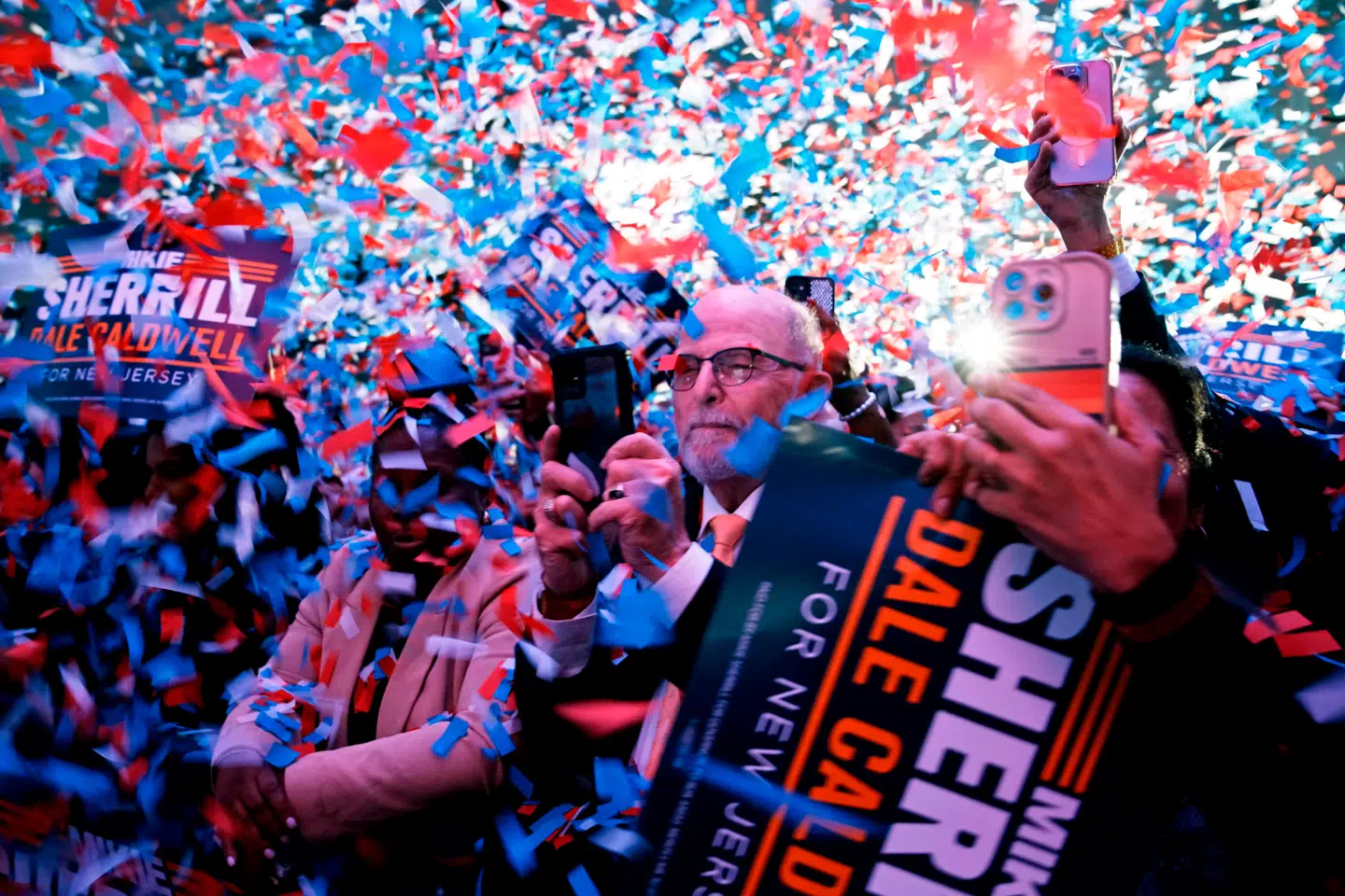 Her ses støtter af demokratiske Mikie Sherrill, der natten til onsdag har vundet guvernørvalget i New Jersey.