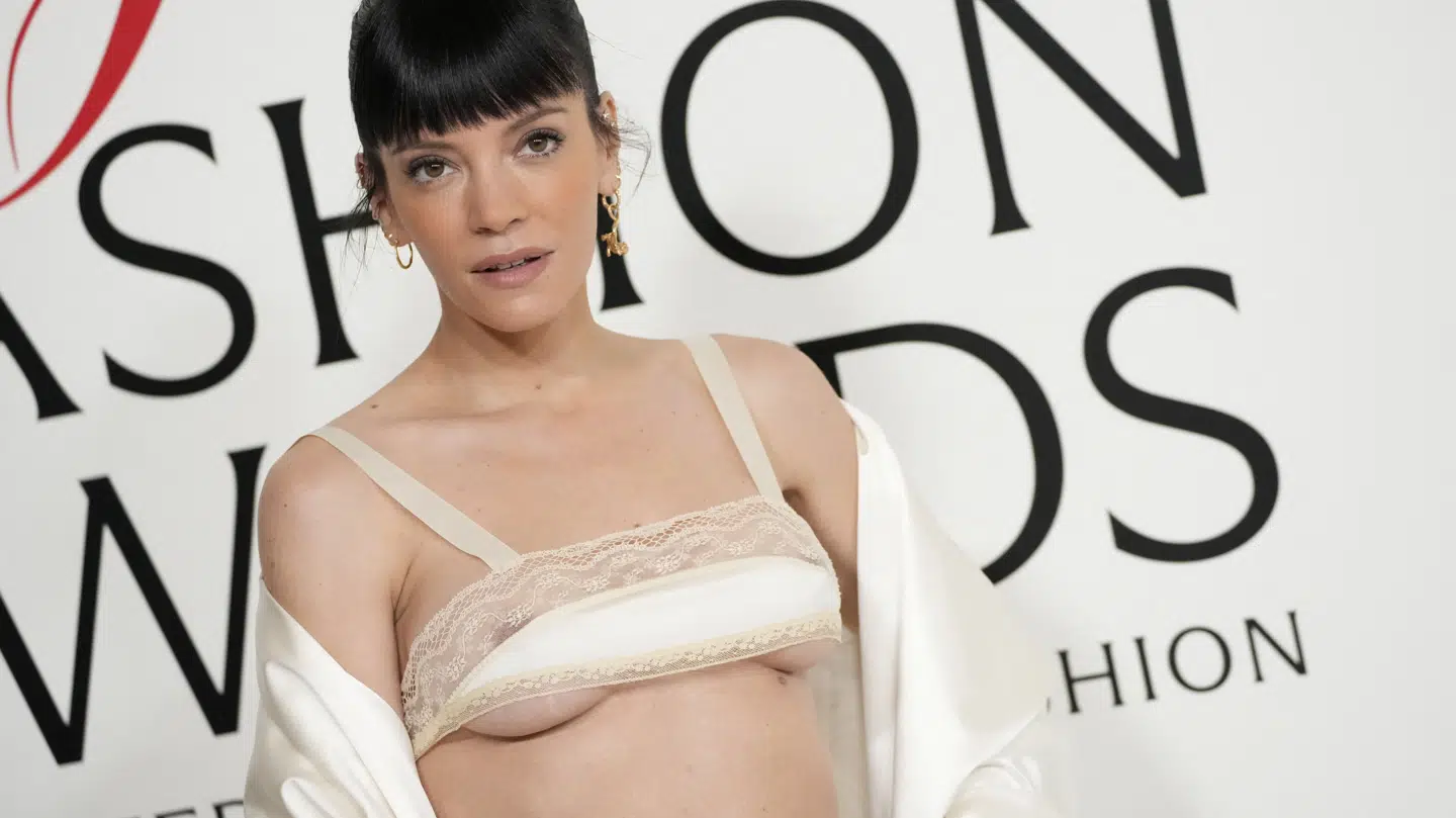 Lily Allens kjole er ifølge modemagasinet Vogue en blanding af 'klassisk og tidløs'.