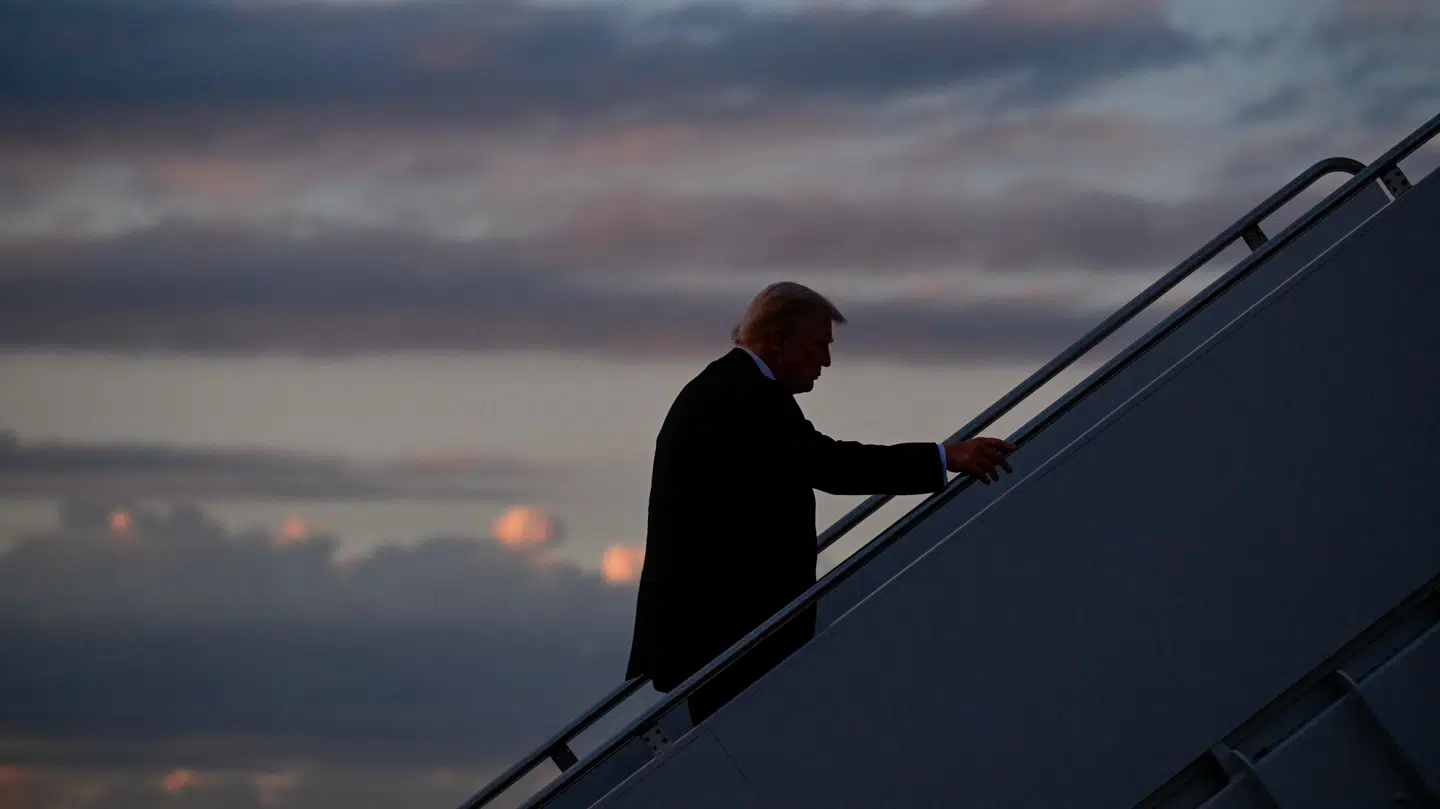 Den amerikanske præsident, Donald Trump, ses her stige ombord på Air Force One den 2. november.