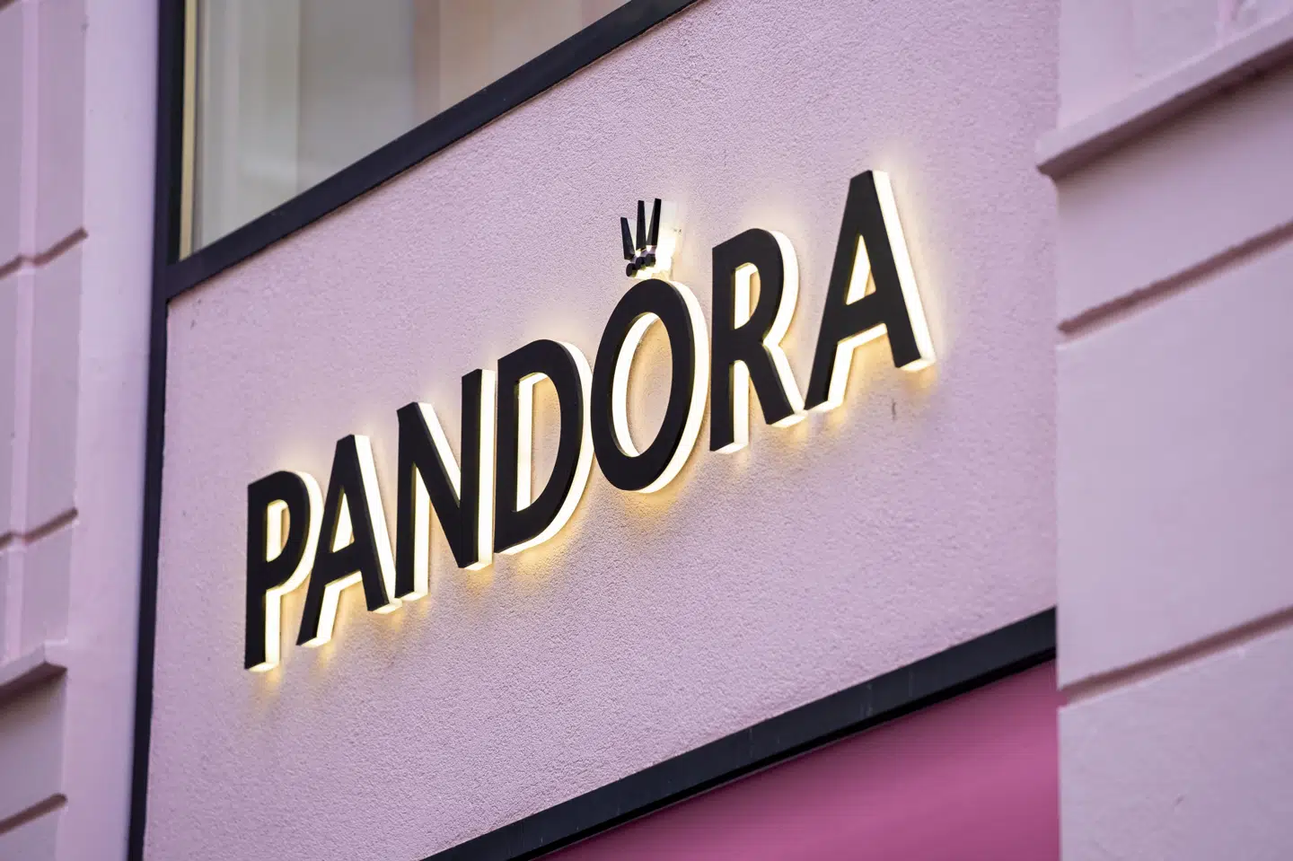 Pandora-butik på Strøget i København i januar 2025. Pandoras smykkesalg falder i flere europæiske lande. (Arkivfoto).