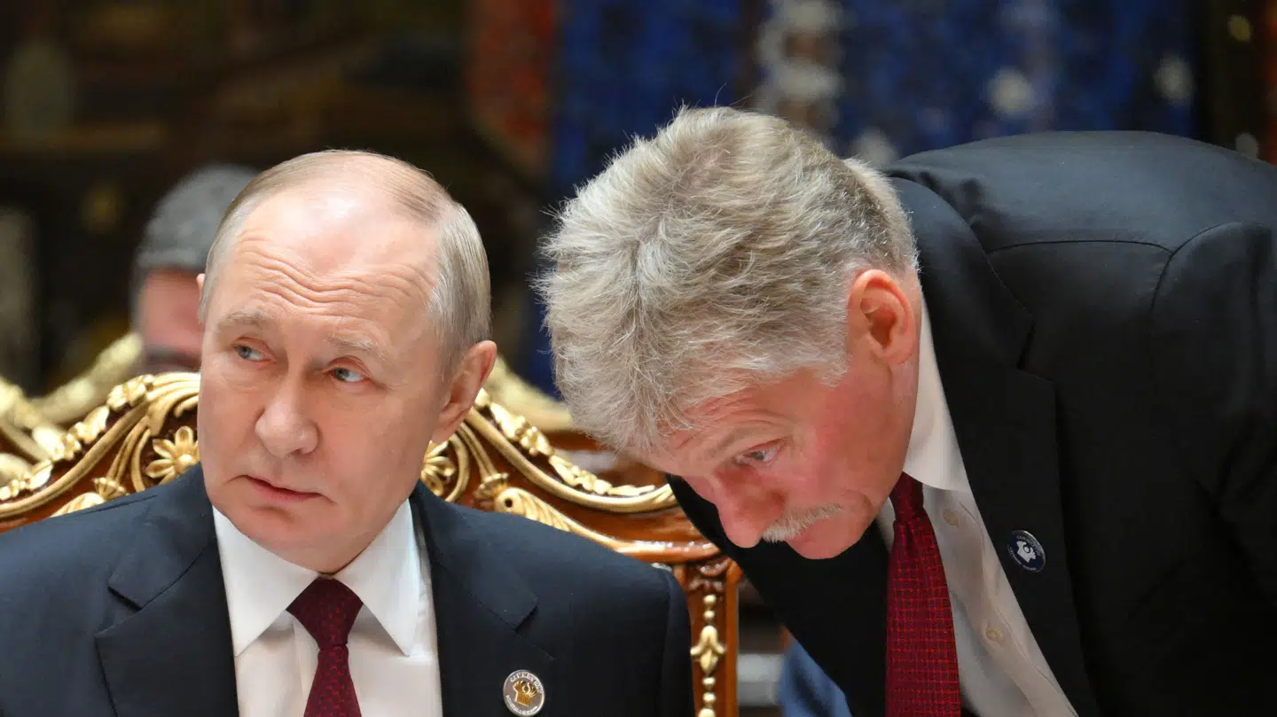 Her ses Vladimir Putin i samtale med Dmitrij Peskov under et topmøde i Tadsjikistan