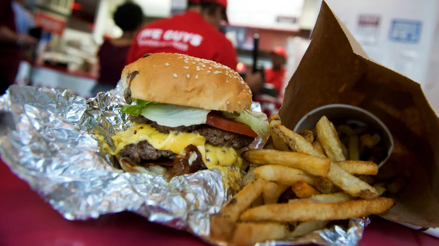 Arkivfoto af en cheeseburger fra Five Guys i 2010.
