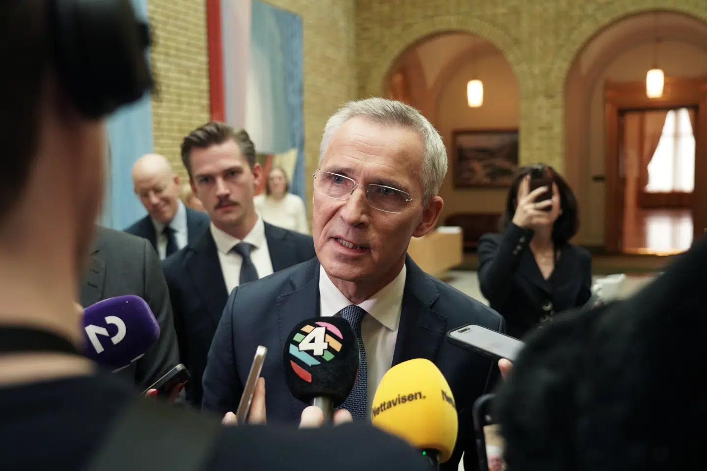 Norges finansminister, Jens Stoltenberg, måtte forklare sig til pressen, efter at nye regler for den stenrige oliefonds investeringer i Israel og israelske selskaber blev hastestemt gennem Stortinget i Oslo.