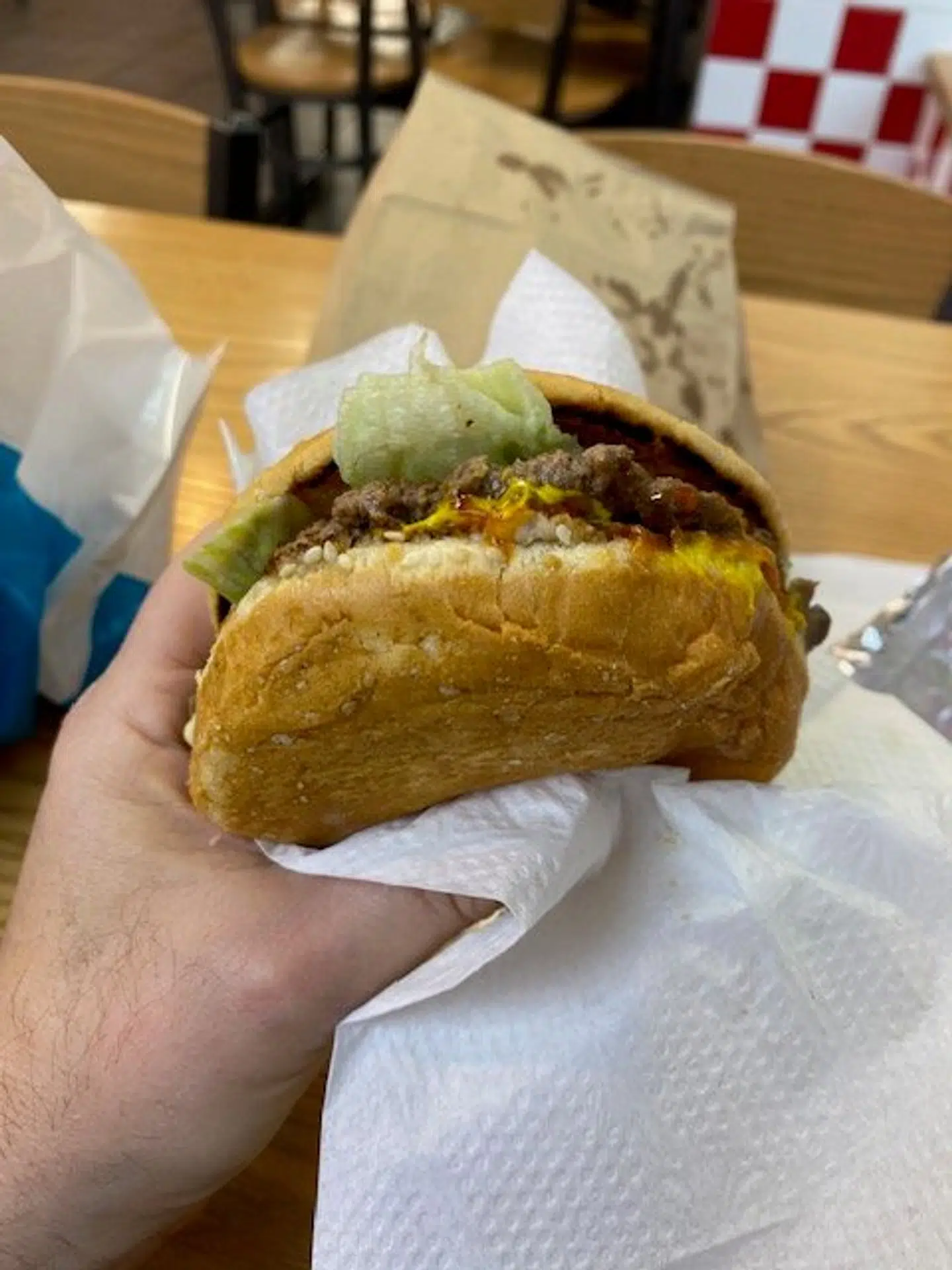 Sådan ser en burger hos Five Guys ud.