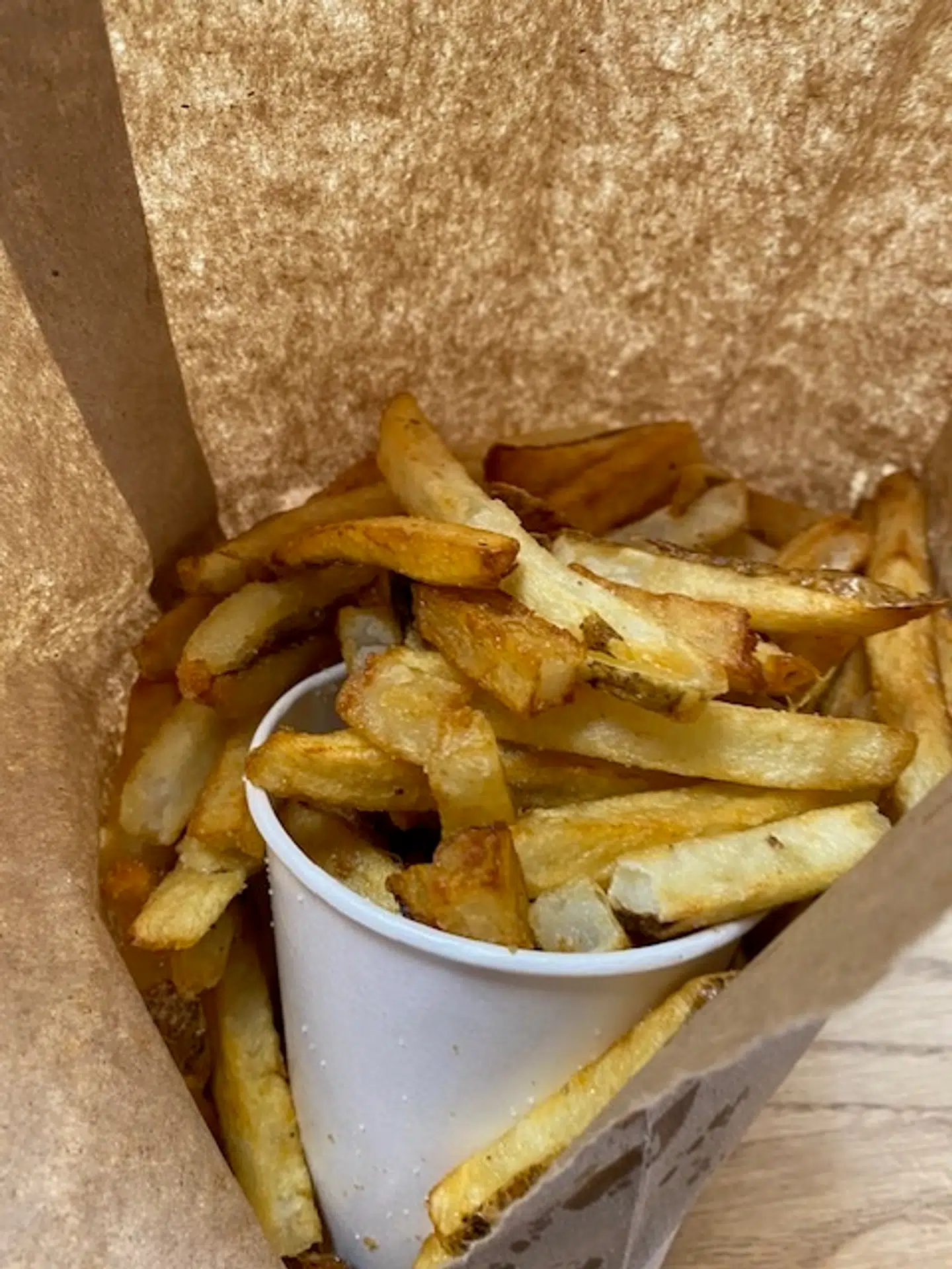 Fritterne kommer i gavmilde størrelse. De bliver nærmest bare kylet ned i posen.