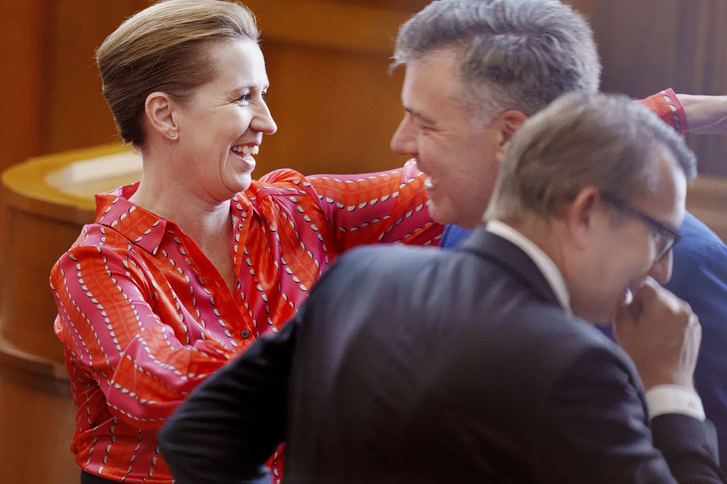 Statsminister Mette Frederiksen (S) roser det danske EU-formandskab anført af klima-, energi- og forsyningsminister Lars Aagaard (til højre) for at lande en aftale blandt EU-landene om et nyt 2040-klimamål for EU (Arkivfoto).