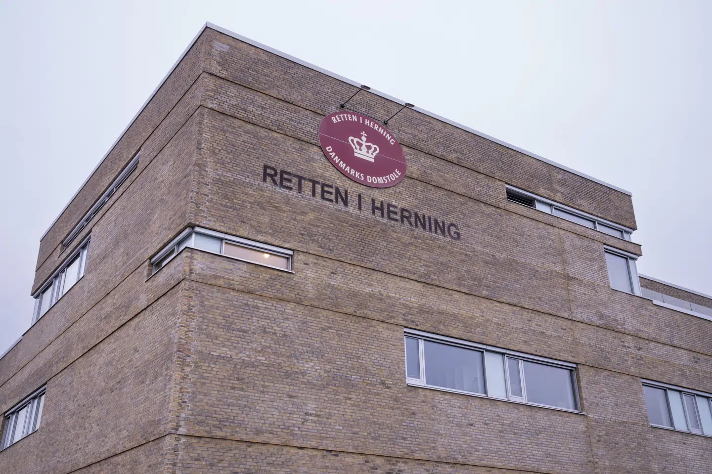 En 19-årig mand er onsdag blevet varetægtsfængslet af Retten i Herning. Anklager mener, at han enten rekrutterede en teenager til drabet eller med "råd og dåd" fik drengen til at begå det. (Arkivfoto).