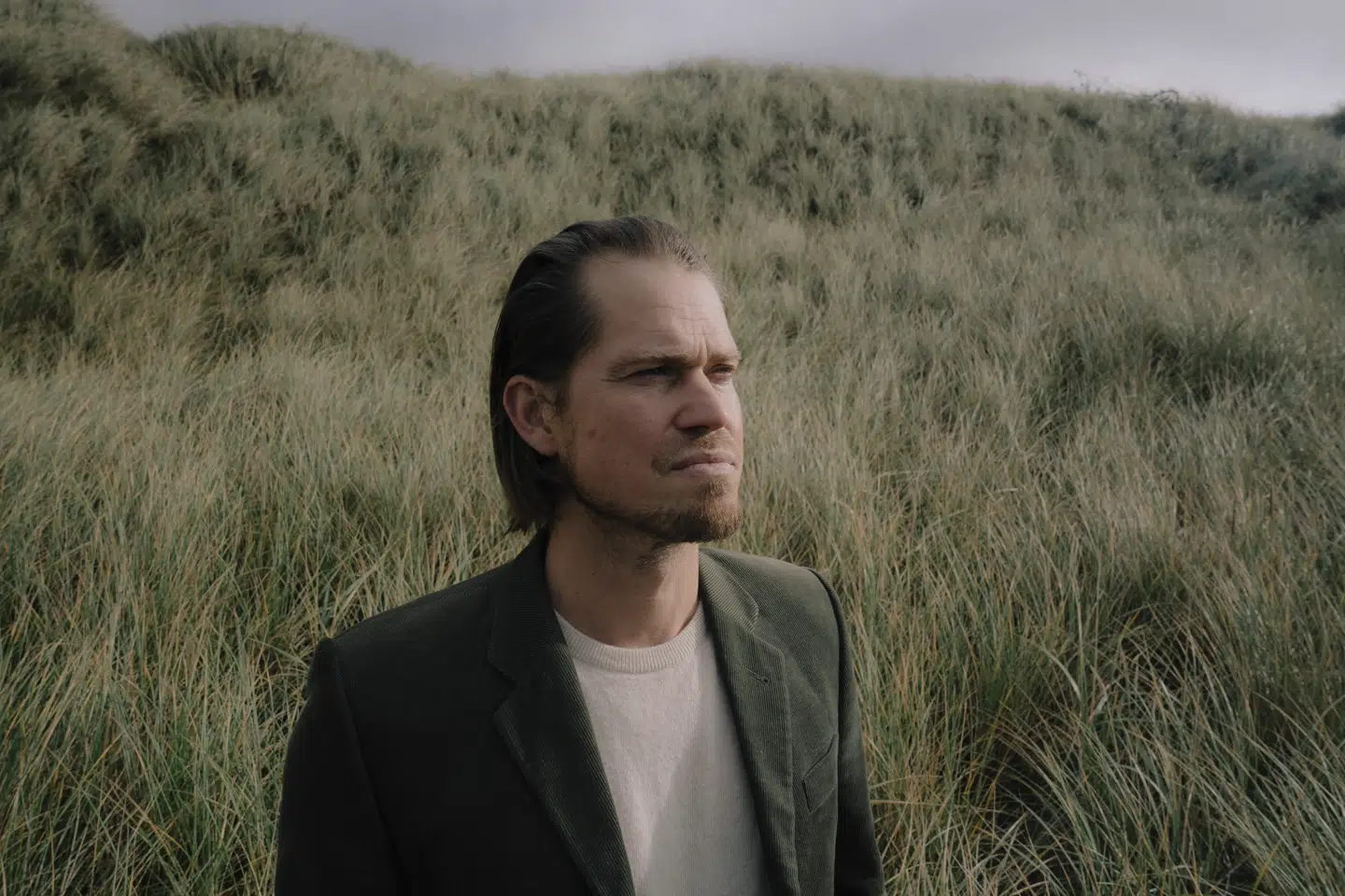 Johnny Madsens søn Rasmus Madsener sammen med sin familie bosat syd for Hvide Sande.