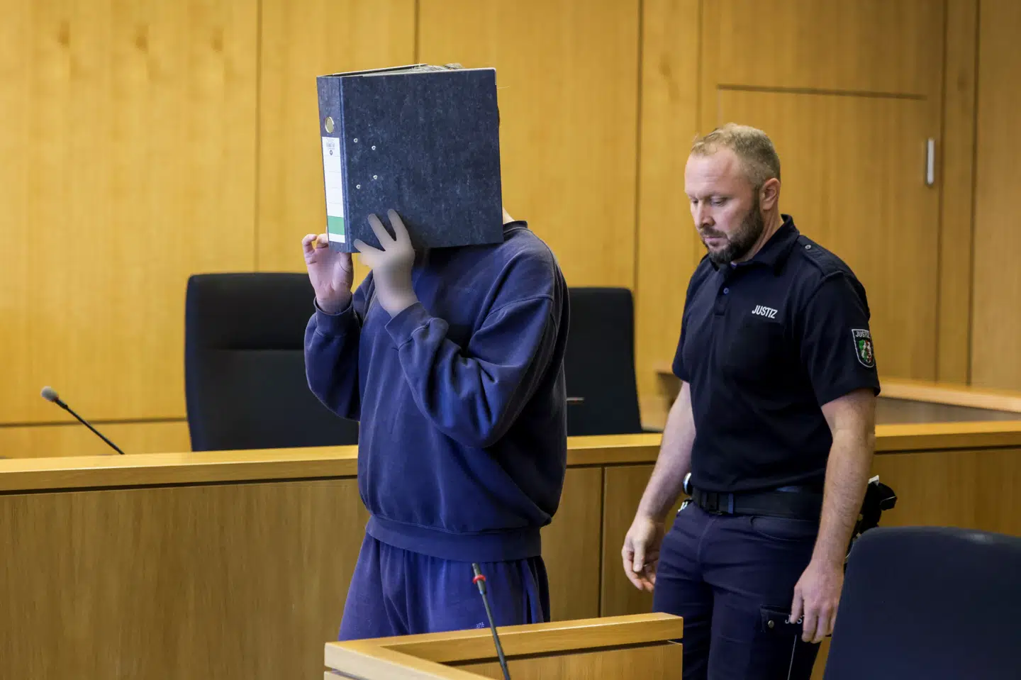 Den tiltalte sygeplejerske gemte sit ansigt, da han mødte op i retten i Aachen onsdag. Han blev idømt fængsel på livstid for drab på mindst ti patienter mellem 2023 og 2024.