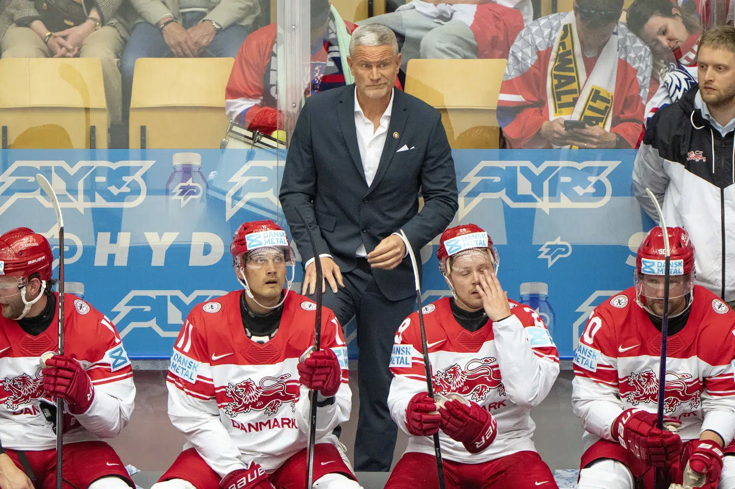 Nicklas Jensen, Alexander True, Mikkel Aagaard og Mathias Bau er alle med, når ishockeylandsholdet i de kommende dage tester OL-formen mod Frankrig, Ungarn og Norge. Landstræner Mikael Gath (bagest) forudser hård konkurrence om pladserne i OL-truppen. (Arkivfoto).