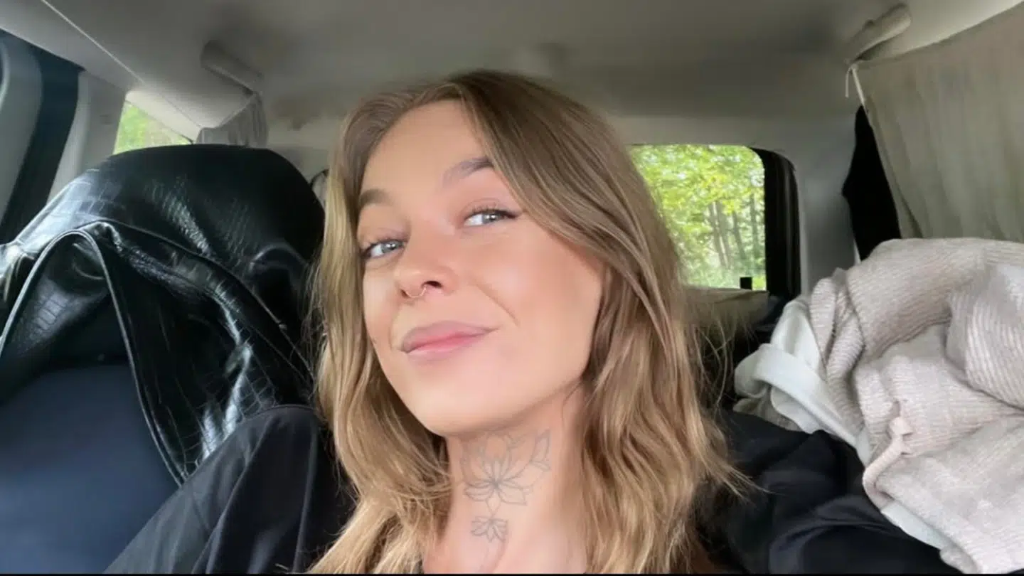 Frederikke holder til i det østjyske – der hvor bilen er parkeret, fortæller hun.