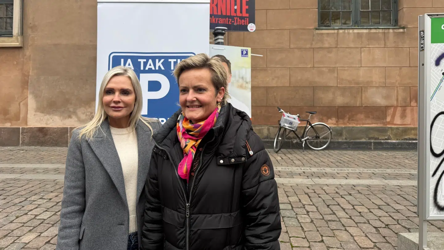 Både Janni Ree og Socialdemokratiets spidskandidat Pernille Rosenkrantz-Theil var onsdag mødt op til 'kridtaktion'.