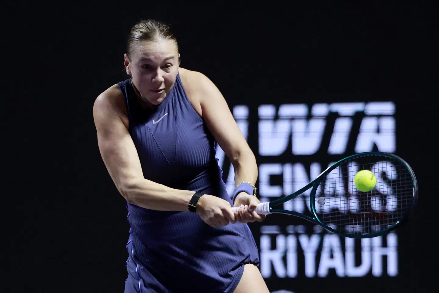 Amanda Anisimova var nede 0-1 i sæt, men kom flot tilbage mod Iga Swiatek og spillede sig i semifinalen ved WTA Finals.