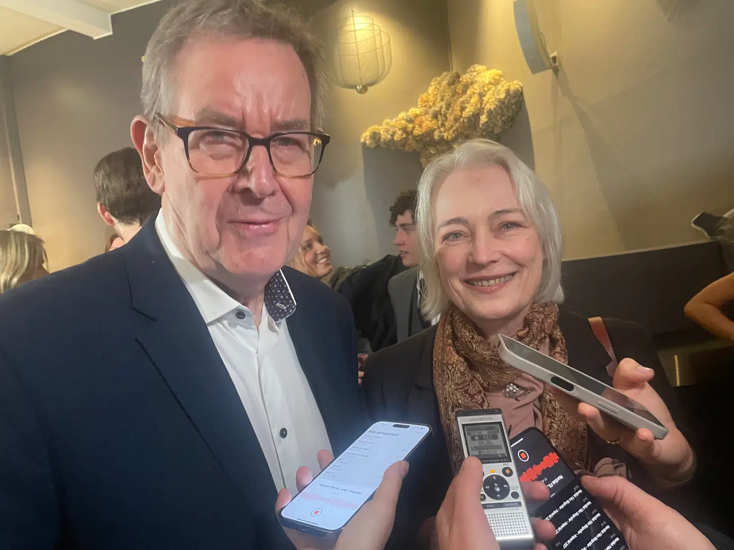Tidligere statsminister Poul Nyrup og blokfløjtespiller Michala Petri troppede onsdag for første gang op sammen på den røde løber til gallapremieren på Paprika Steen-filmen 'Det nye år'. Foto: Lykke Buhl.