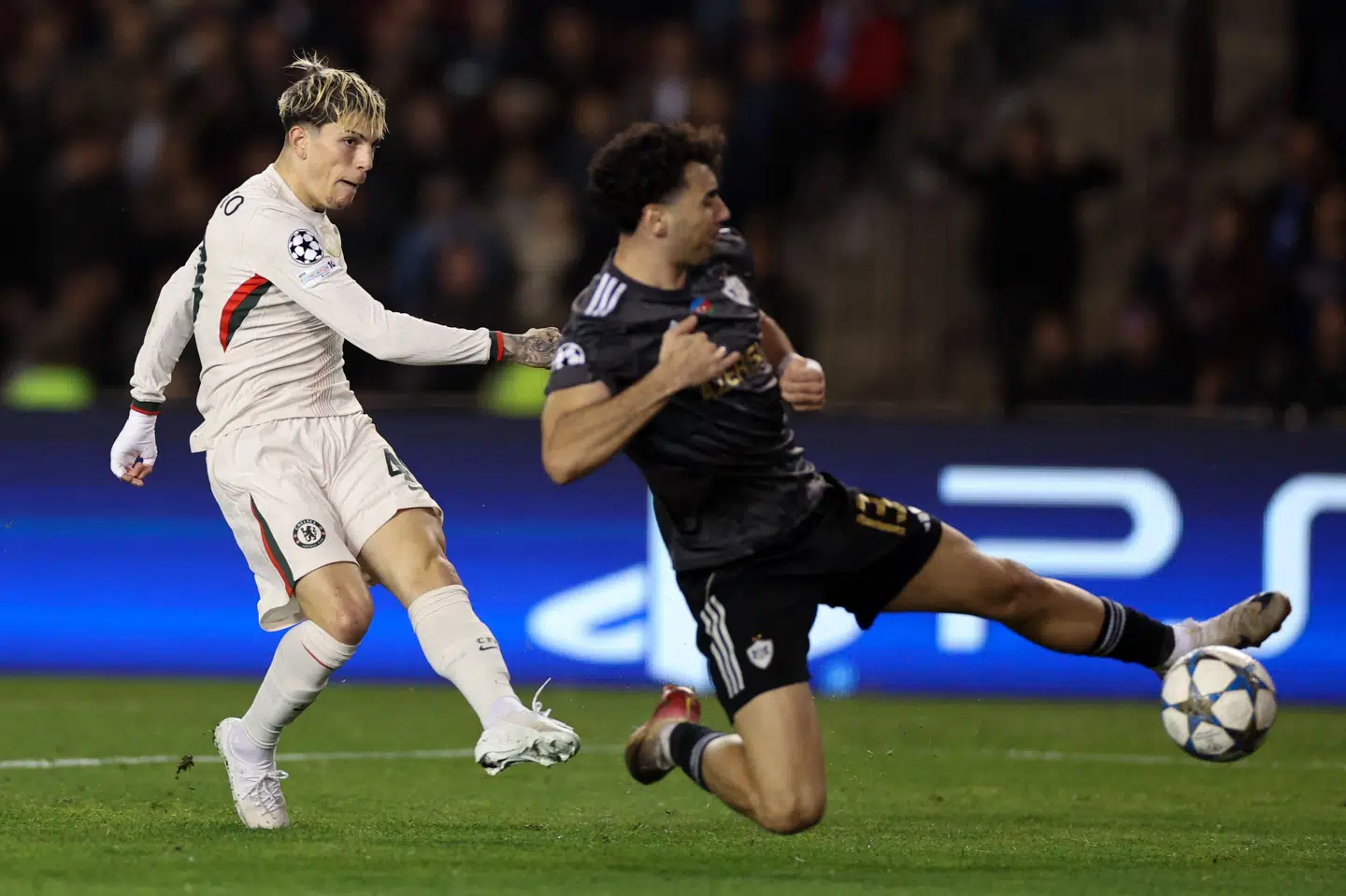 Alejandro Garnacho trykker af og gør det til 2-2 i udekampen mod Qarabag.