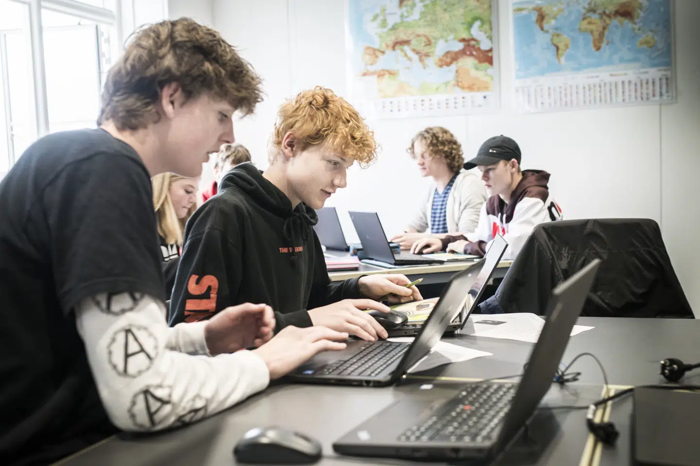 Drenge har tendens til at gå ud af skolen med et dårligere karaktergennemsnit end pigerne. Forskellen vil være mindre, hvis man fjerner de store spring i midten af karakterskalaen mellem 4, 7 og 10, viser en analyse fra Dansk Erhverv. (Arkivfoto).