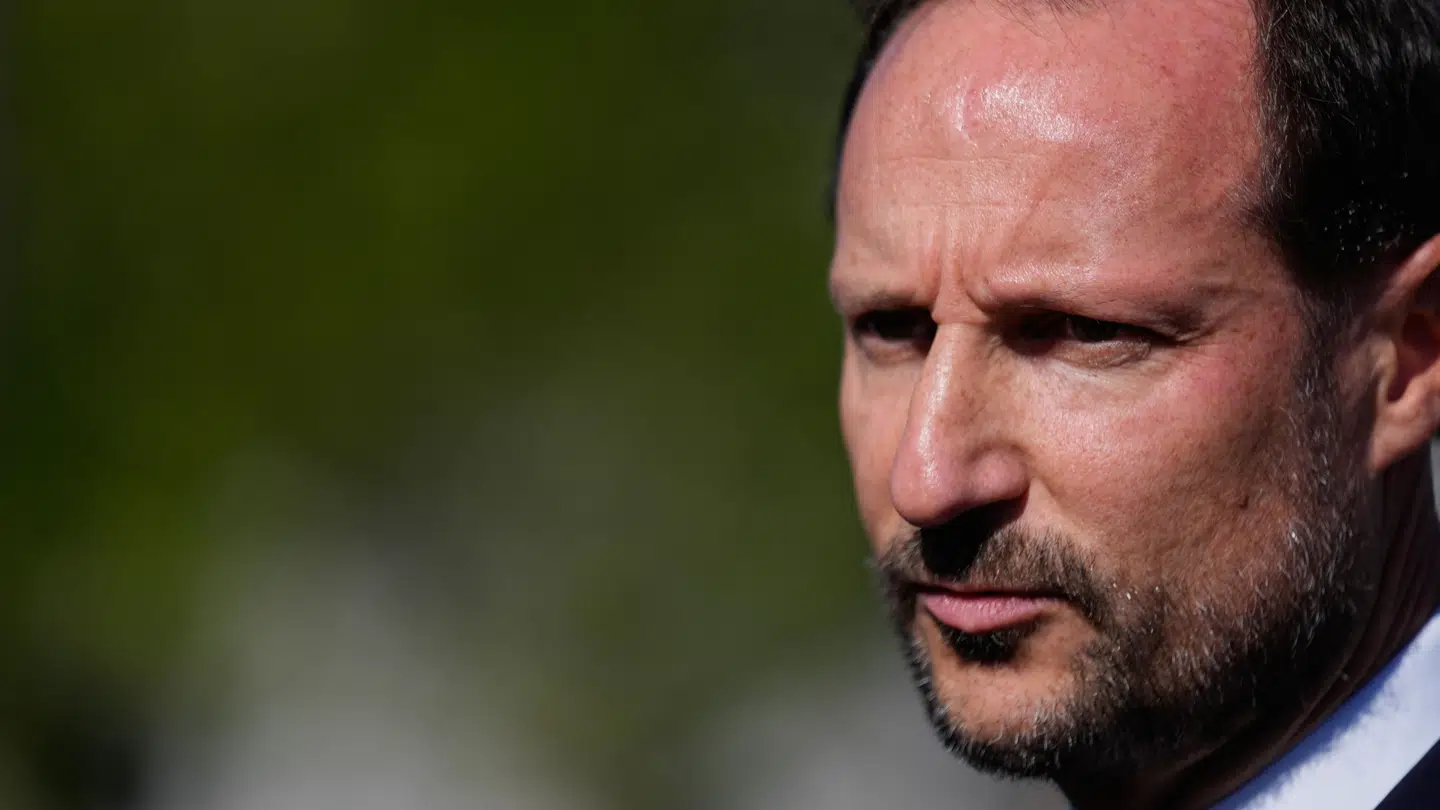 Det norske kongehus er stærkt belastet af sagen mod kronprinsesse Mette-Marits søn, Marius. Her ses kronprins Haakon i oktober, hvor han svarede på spørgsmål fra pressen. (Arkivfoto)