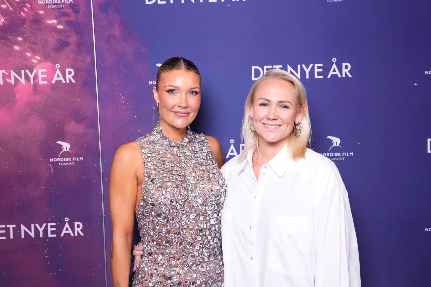 B.T. møder Cecilie Schmeichel på den røde løber til gallapremieren på 'Det nye år' onsdag i Imperial. Med sig havde hun sin mangeårige veninde Annika.