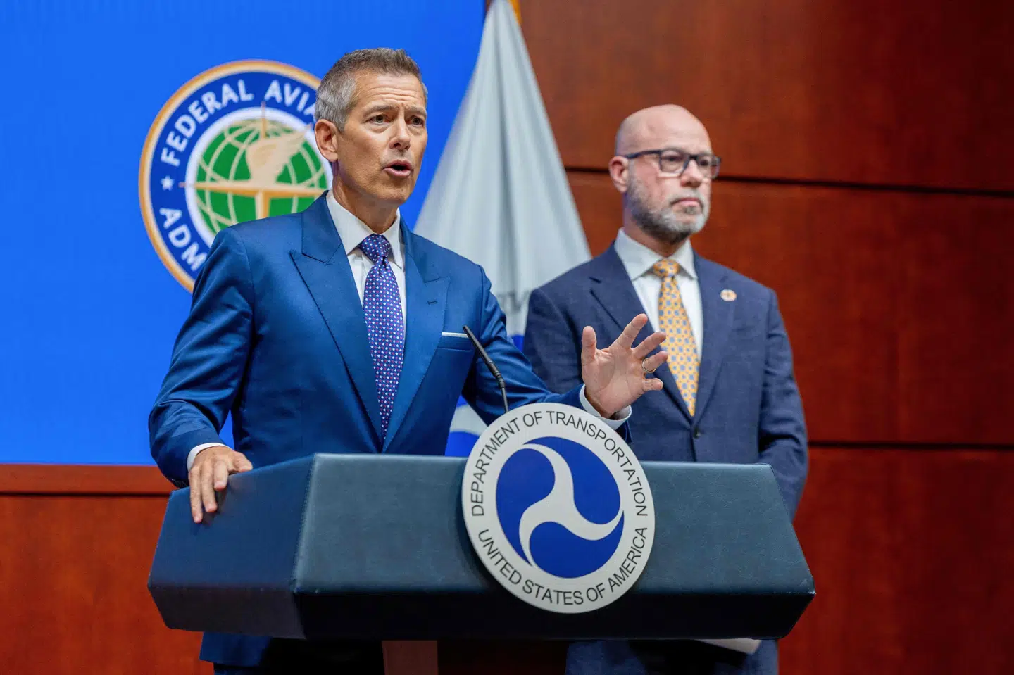 USA's transportminister, Sean Duffy, holder pressemøde i Washington D.C. Han vil skære i afgangene fra store lufthavne, hvis der ikke kommer en budgetaftale.